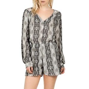 VOLCOM Long Sleeve Voyage Romper Jumpsuit Shorts Summer Resortwear Size Large